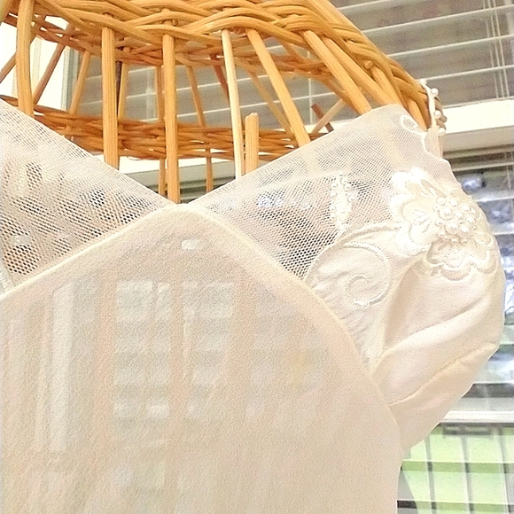 Victoria🌸Secret 100% Silk Short Nighty & Robe Set Thong panties included - Picture 6 of 12